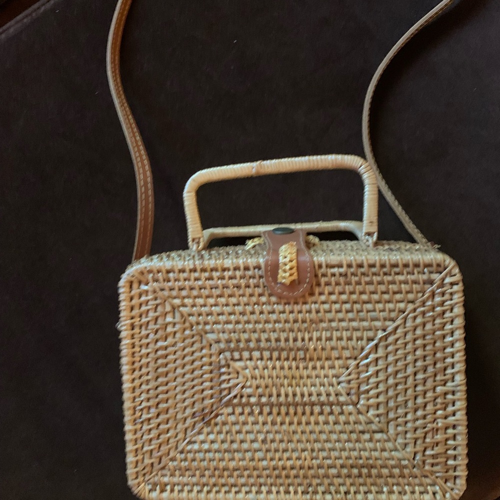 Rectangle straw purse with detachable leather strap